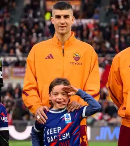 Roma-Lecce, Mancini mantiene la promessa fatta al piccolo Emanuele: i due entrano in campo insieme prima del match. Il difensore: “Ti voglio un mondo di bene” (VIDEO)