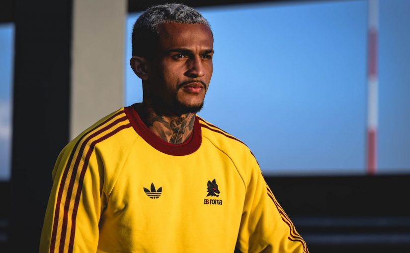 Bologna-Roma: squadra in partenza per la trasferta europea. Striscione dei tifosi a Fiumicino: “Seppur distanti, la forza dei lupi rimane sempre il branco” (FOTO E VIDEO)