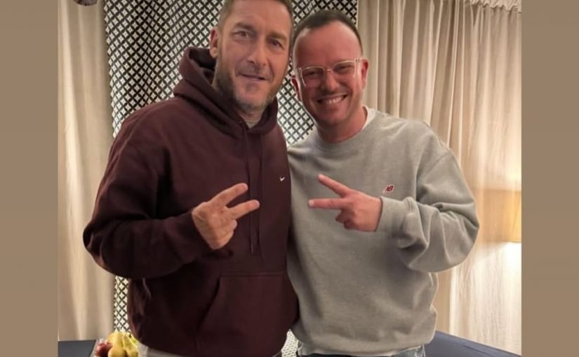 Totti al concerto di Gigi D’Alessio: l’artista ferma lo show per salutare l’ex capitano (FOTO E VIDEO)