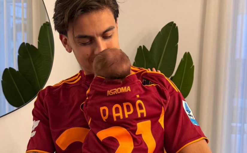 FOTO – Instagram, Dybala in attesa di Roma-Bologna da casa con la piccola Gia: maglie giallorosse e “Forza Roma”