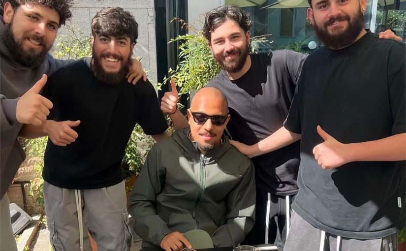 Tiktok, studente ritarda l’entrata a scuola per una foto con Malen: scatta la divertente nota (VIDEO)