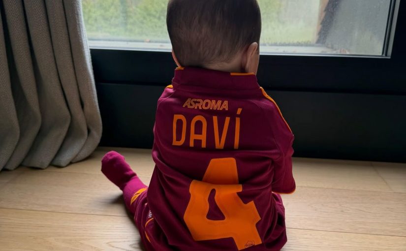 Instagram, Nainggolan e la nostalgia di Roma: veste il figlio con il completino giallorosso. E il ‘Ninja’ ricorda il coro a lui dedicato (FOTO)