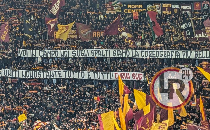 Roma-Juventus, lo striscione della Curva Sud: “Voi in campo e noi sugli spalti, siamo la coreografia più bella… Uniti nonostante tutto e tutti” (FOTO)