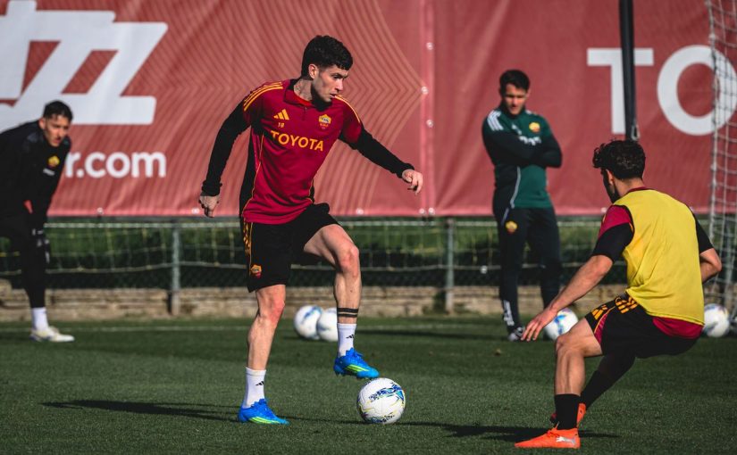 Trigoria: rientro in gruppo per Soulé, assenti i nazionali. Aggregati cinque giovani dalla Primavera (FOTO e VIDEO)