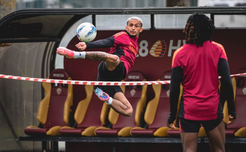 Trigoria, allenamento mattutino tra esercitazioni su tiri al volo e calcio tennis: ancora a parte Hermoso e Soulé (FOTO)
