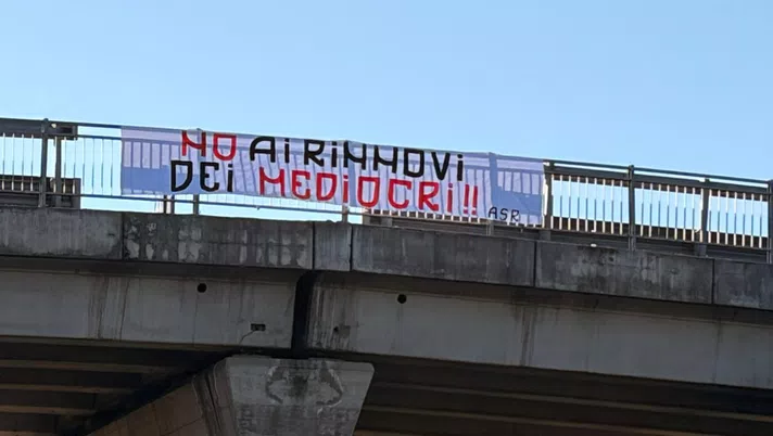 FOTO – Spunta lo striscione in città: “No ai rinnovi dei mediocri”
