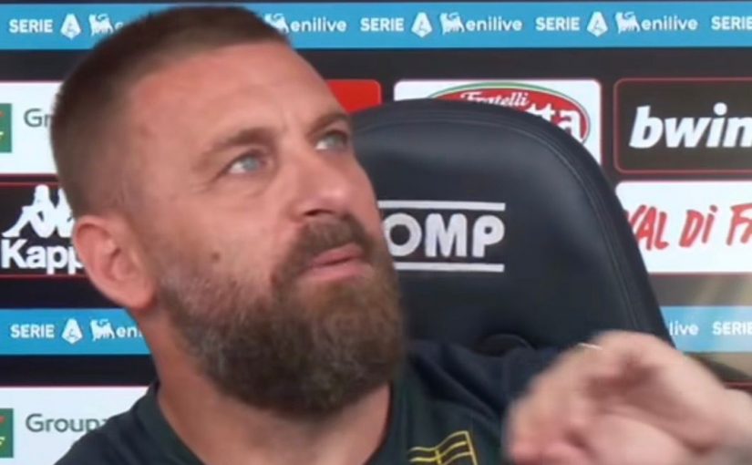VIDEO – De Rossi e l’ospite inatteso che irrompe in conferenza stampa: “Hai un ape gigante in testa”