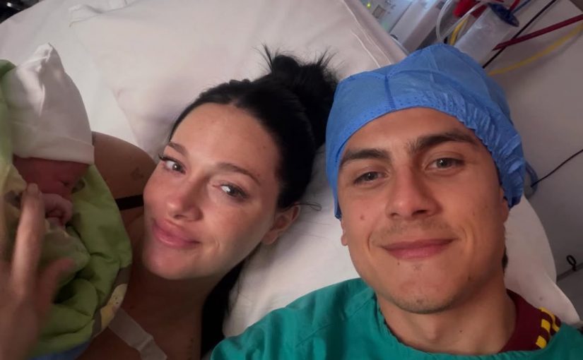 Instagram, Dybala festeggia Oriana: “Grazie per quello che fai per noi”. Il selfie con la maglia giallorossa dopo la nascita della figlia (FOTO)