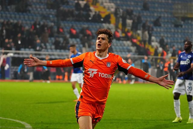 Calciomercato Roma, Shomurudov è dell’Istanbul Basaksehir a titolo definitivo: affare da 5,8 milioni di euro complessivi