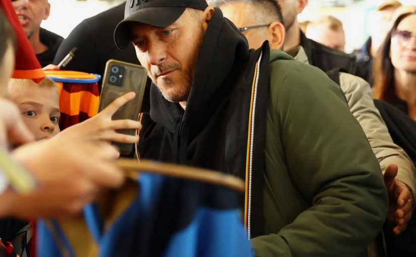 Francesco Totti in Polonia tra autografi e foto per il “Galacticos Show”: sfida tra leggende con Ronaldinho (VIDEO e FOTO)