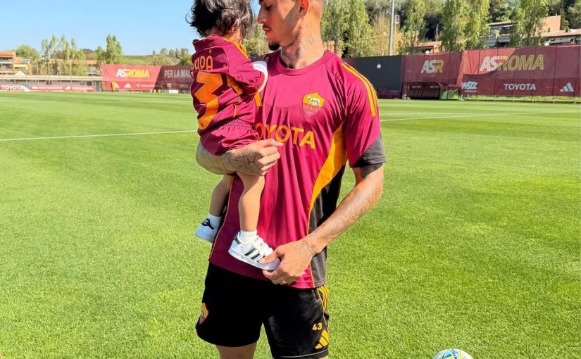 Trigoria, Wesley si allena anche nel giorno libero: il brasiliano in campo con la figlia (FOTO)