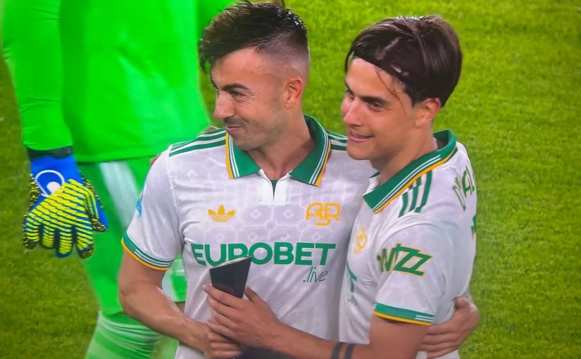 Hellas Verona-Roma, Dybala consegna il premio di MVP ad El Shaarawy nell’ultima partita in giallorosso