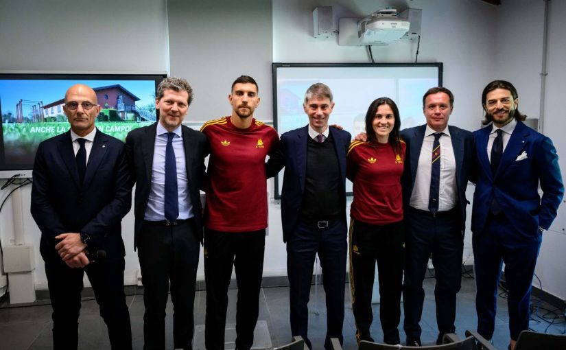 Pellegrini e Pandini in visita al Liceo di Trigoria, presente anche Massara. Il numero 7: “Rappresentare la Roma è un onore e una responsabilità. Noi romanisti siamo diversi” (COMUNICATO, FOTO e VIDEO)