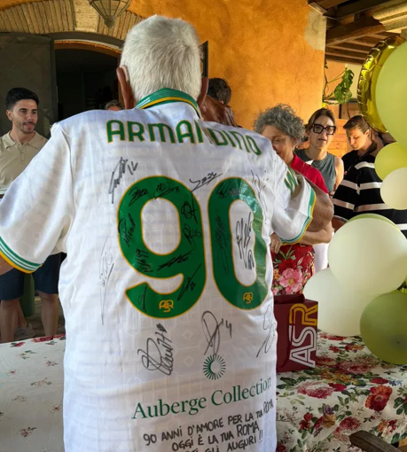 Social, la commovente sorpresa della Roma per Nonno Armandino: in regalo una maglia firmata dai calciatori e Gasperini per i suoi 90 anni (VIDEO)