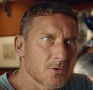 Totti, l’ex capitano protagonista dello spot di ‘Spider-Man: Brand New Day’: “Perchè le azioni di un eroe non possono essere dimenticate” (VIDEO)