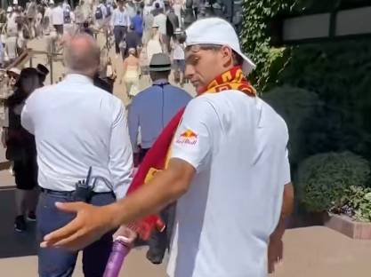 VIDEO – Cobolli non lascia mai i colori giallorossi: ancora una volta con la sciarpa della Roma a Wimbledon